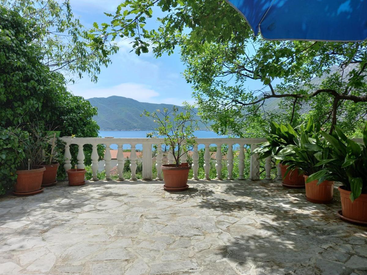 Sea View Hotel Risan Buitenkant foto
