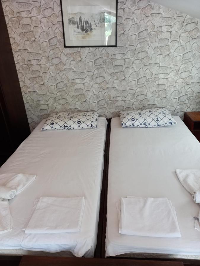 Sea View Hotel Risan Buitenkant foto