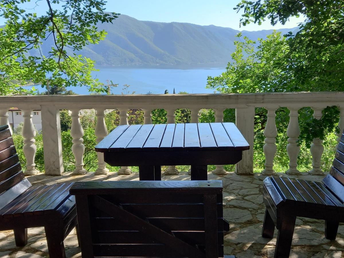 Sea View Hotel Risan Buitenkant foto