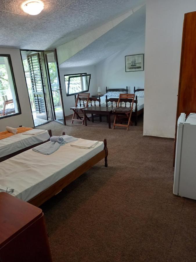Sea View Hotel Risan Buitenkant foto